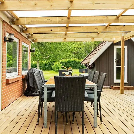 8 Person In Struer-by Traum