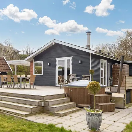 8 Person In Struer-by Traum Struer